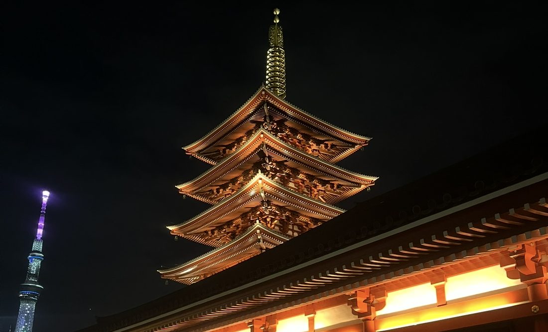 Pagode illuminée de nuit au Japon