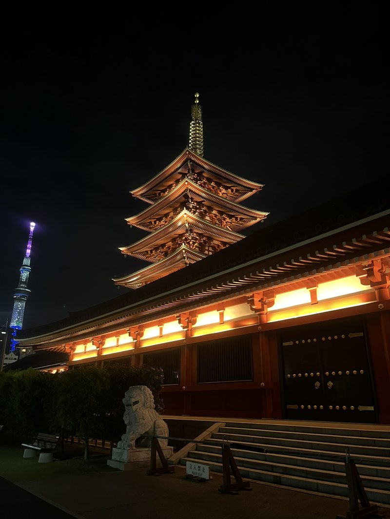 Pagode illuminée de nuit à Tokyo