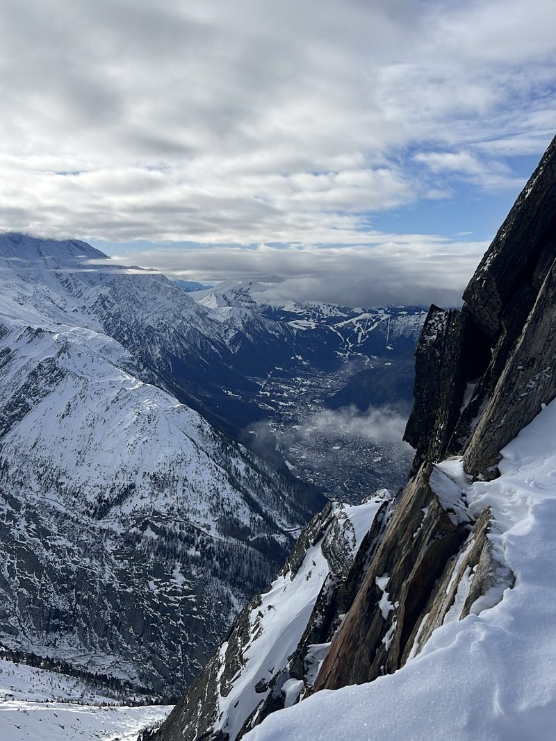Vallée vue depuis une crête enneigée